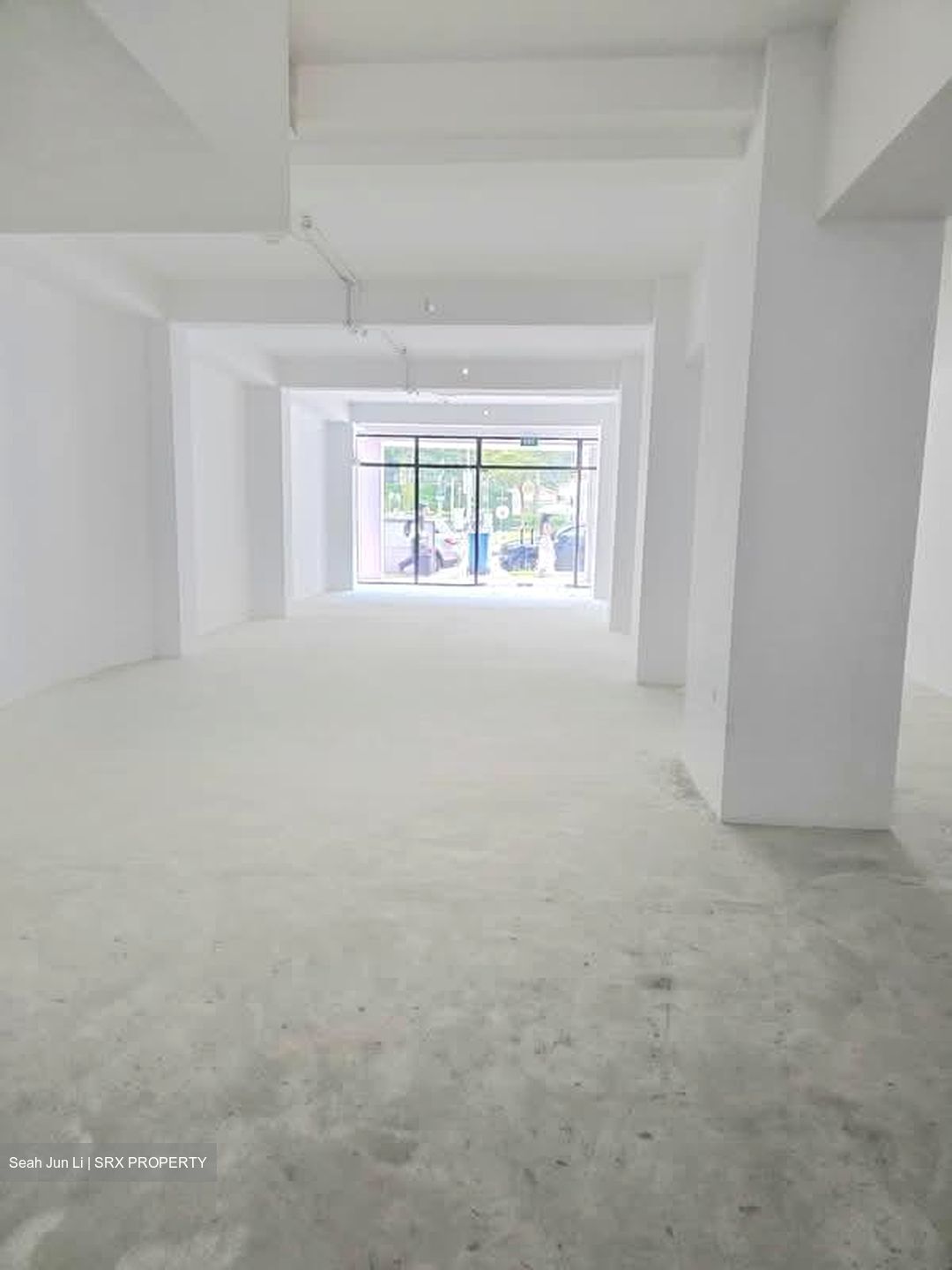 North Canal Road (D1), Retail #558114261
